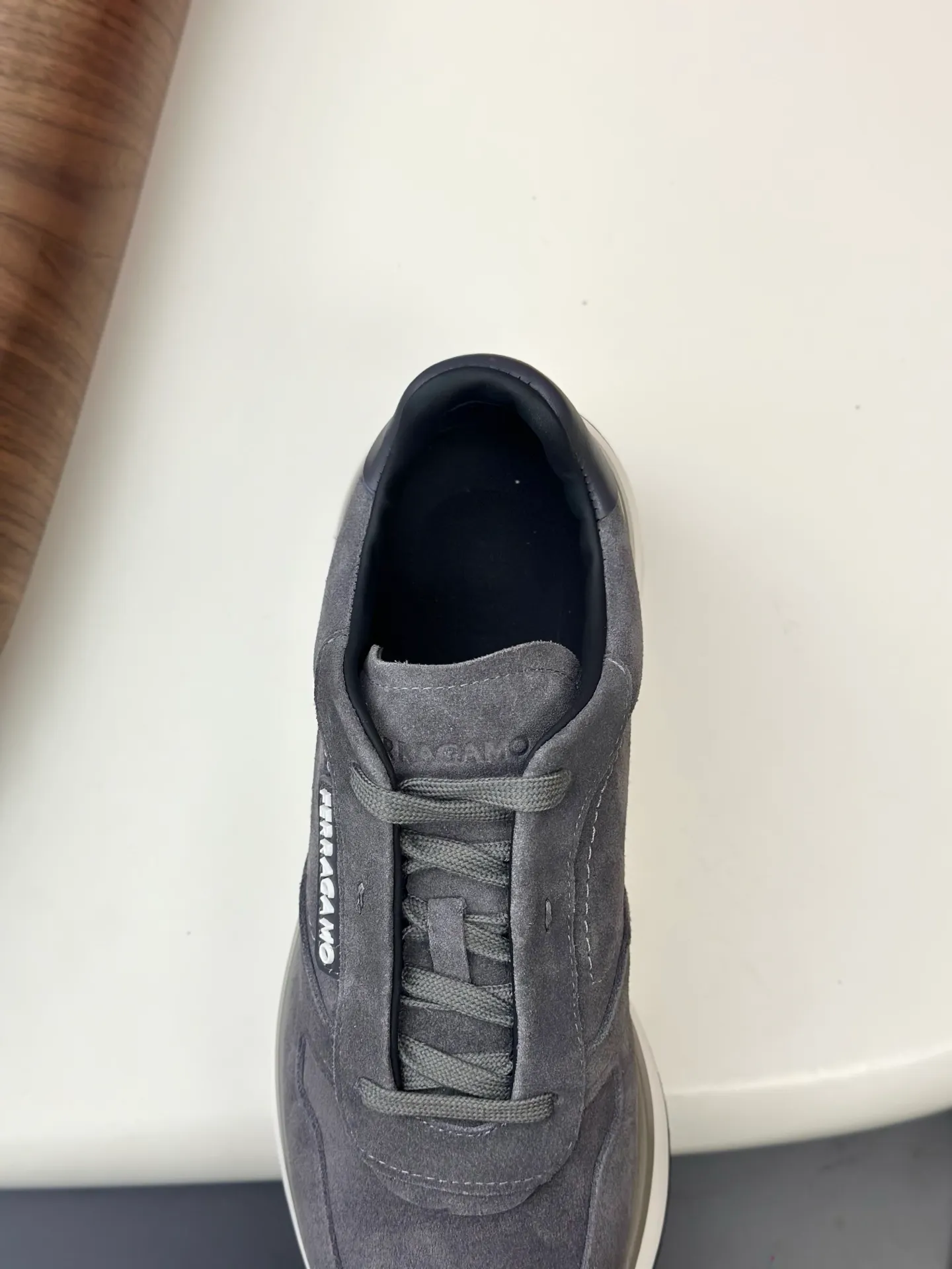 [Ferragamo] Top P: 820💰 Number of yards: 39~44 (38.45 custom-made, non-refundable) Top purchasing agent 🇮🇹 Ferragamo men's casual shoes series, the counter sells the original configuration at the same time, Italian imported cowhide fabric, high-quality splicing technology, imported water-dyed cow lining , Soles: Original foam soles are specially provided by the original factory, and the original factory follows the order. 🔍High quality can be entered and exited the counter at will. Welcome to compare and synchronize with the counter.